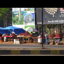 Am Straßenrand werden getrocknete Chilischoten verkauft